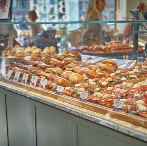 Modernt badrum med fristående badkar och elegant design